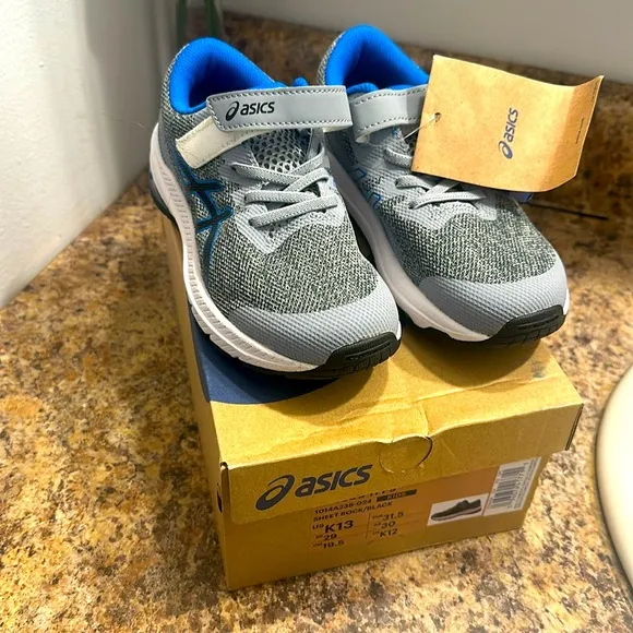 Beautiful sneakers ASICS brand new! Boy k13