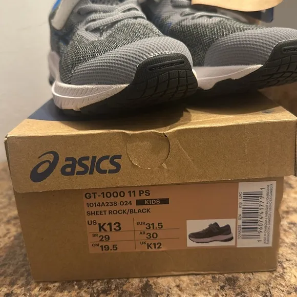 Beautiful sneakers ASICS brand new! Boy k13