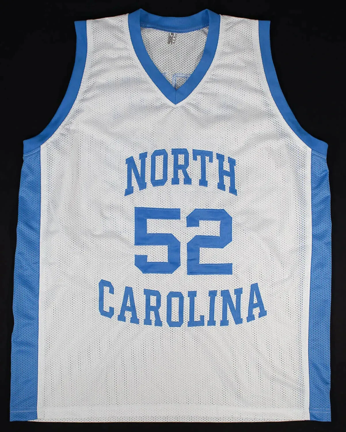 James Worthy Signed North Carolina Tar Heels Jersey (Beckett) 1982 NCAA Champion