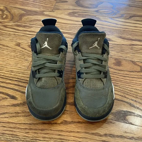 Kid’s Air Jordan 4 SE Craft &quot;Olive&quot; sneakers. Size 12c. Excellent Condition.