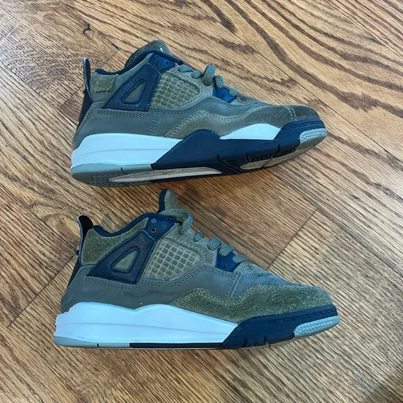 Kid’s Air Jordan 4 SE Craft &quot;Olive&quot; sneakers. Size 12c. Excellent Condition.