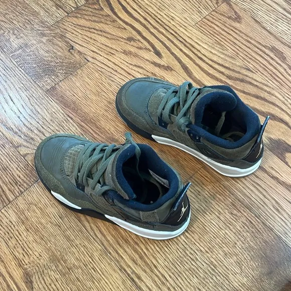 Kid’s Air Jordan 4 SE Craft &quot;Olive&quot; sneakers. Size 12c. Excellent Condition.
