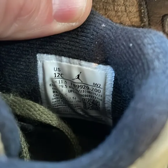 Kid’s Air Jordan 4 SE Craft &quot;Olive&quot; sneakers. Size 12c. Excellent Condition.