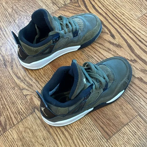 Kid’s Air Jordan 4 SE Craft &quot;Olive&quot; sneakers. Size 12c. Excellent Condition.