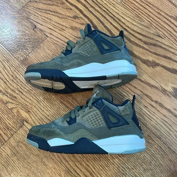 Kid’s Air Jordan 4 SE Craft &quot;Olive&quot; sneakers. Size 12c. Excellent Condition.