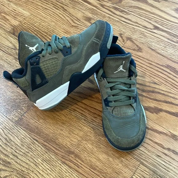 Kid’s Air Jordan 4 SE Craft &quot;Olive&quot; sneakers. Size 12c. Excellent Condition.