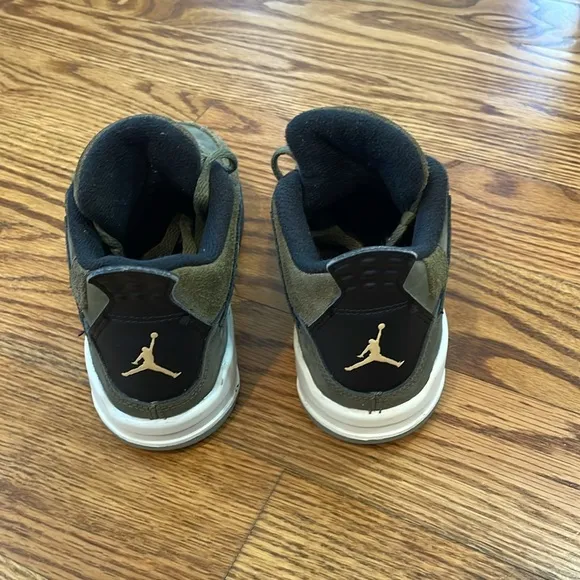 Kid’s Air Jordan 4 SE Craft &quot;Olive&quot; sneakers. Size 12c. Excellent Condition.