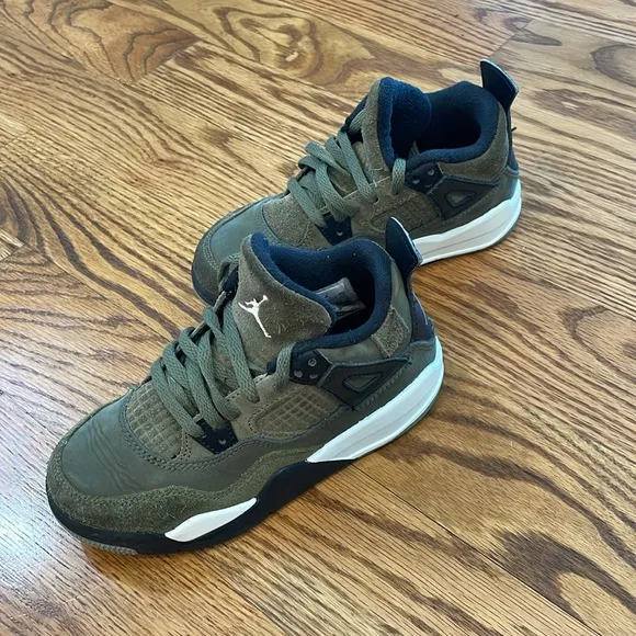 Kid’s Air Jordan 4 SE Craft &quot;Olive&quot; sneakers. Size 12c. Excellent Condition.