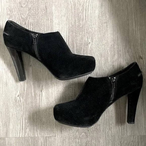 Me Too Women’s Suede Leather Ankle Zip Platform Heel Booties