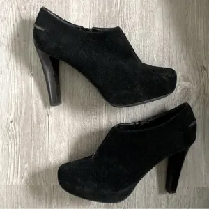 Me Too Women’s Suede Leather Ankle Zip Platform Heel Booties