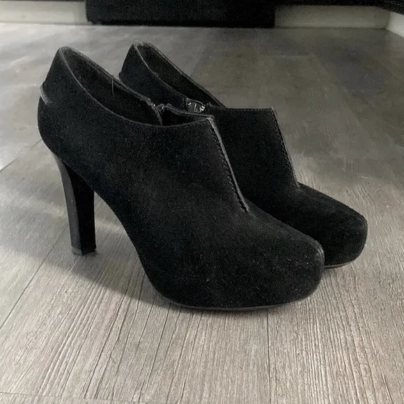 Me Too Women’s Suede Leather Ankle Zip Platform Heel Booties