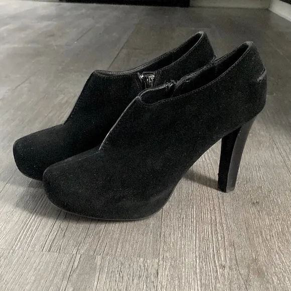 Me Too Women’s Suede Leather Ankle Zip Platform Heel Booties