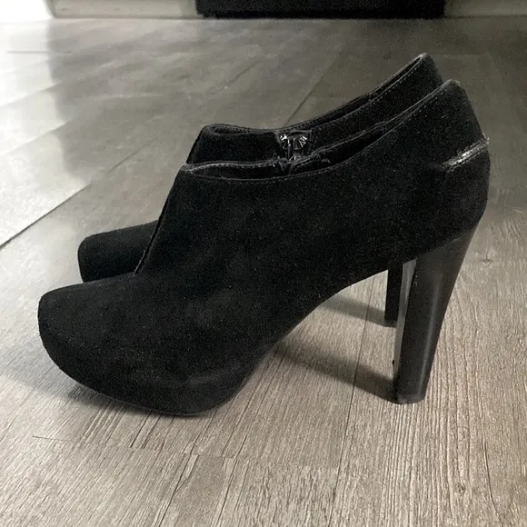 Me Too Women’s Suede Leather Ankle Zip Platform Heel Booties