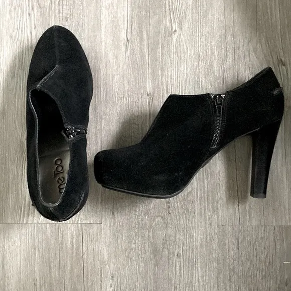 Me Too Women’s Suede Leather Ankle Zip Platform Heel Booties