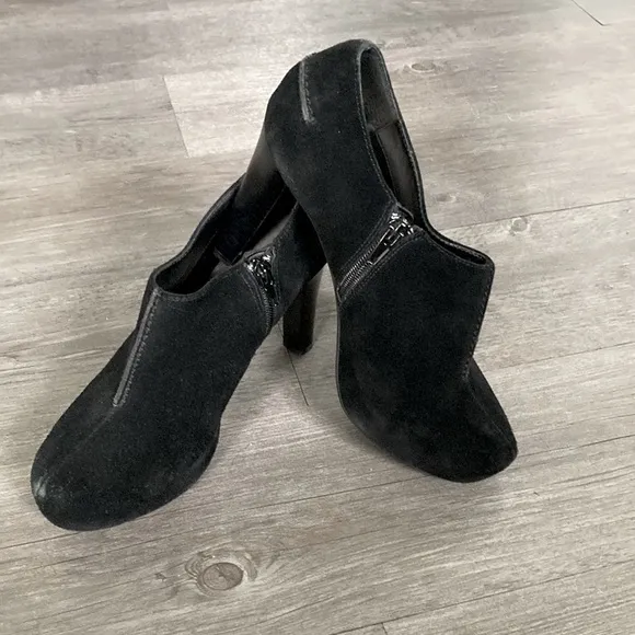 Me Too Women’s Suede Leather Ankle Zip Platform Heel Booties