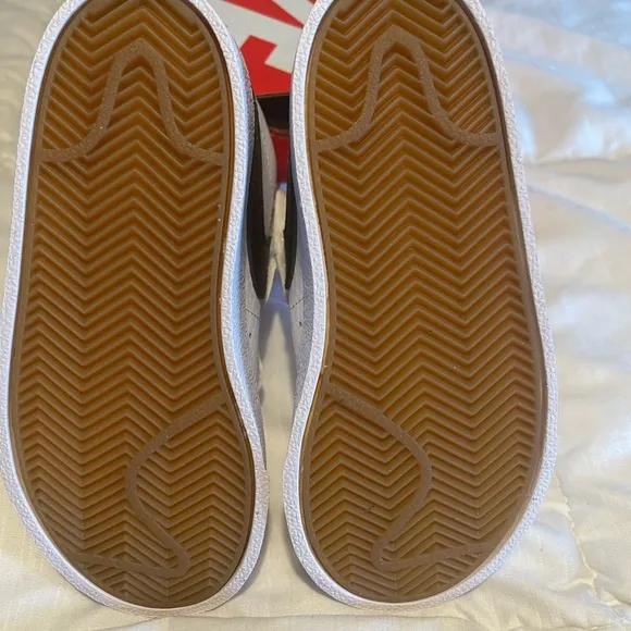 Nike Blazer Mid '77 (NEVER BEEN WORN) SIZE 10C