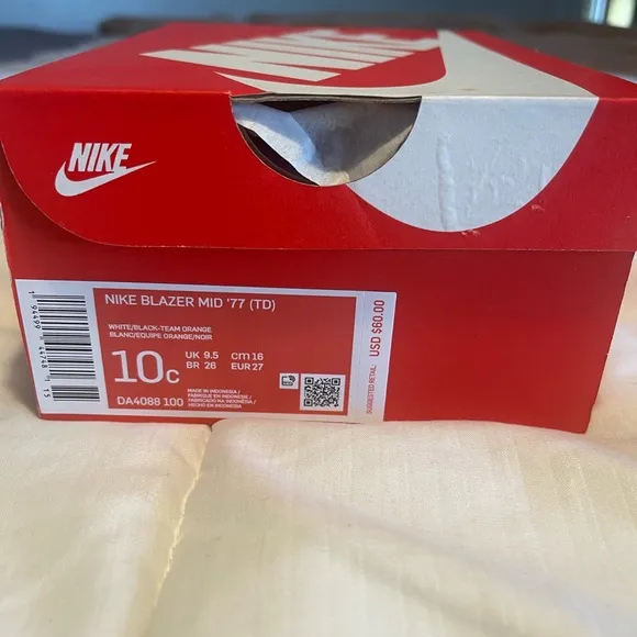 Nike Blazer Mid '77 (NEVER BEEN WORN) SIZE 10C