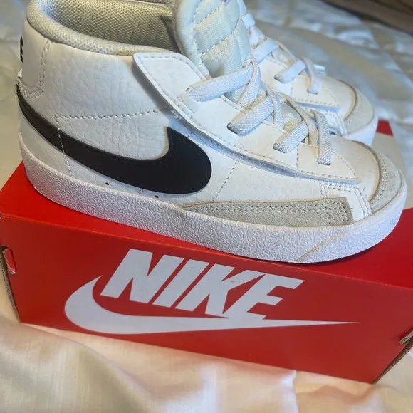 Nike Blazer Mid '77 (NEVER BEEN WORN) SIZE 10C