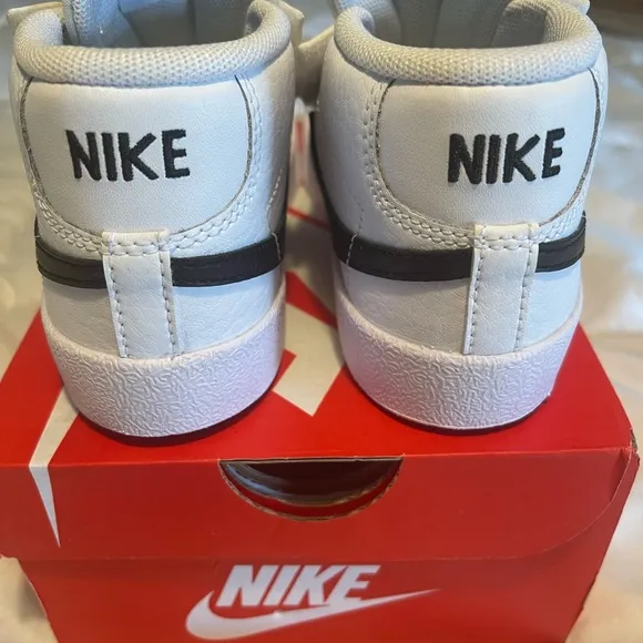 Nike Blazer Mid '77 (NEVER BEEN WORN) SIZE 10C