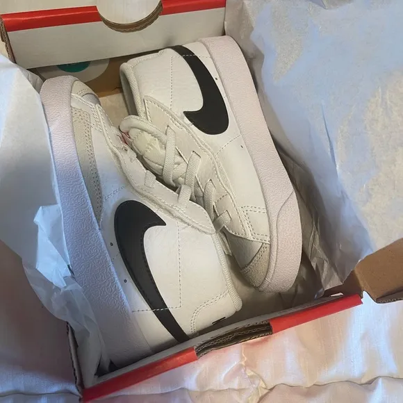 Nike Blazer Mid '77 (NEVER BEEN WORN) SIZE 10C