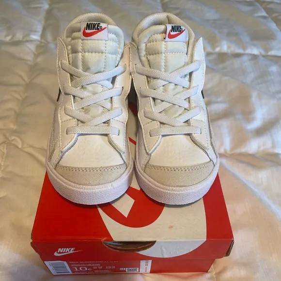 Nike Blazer Mid '77 (NEVER BEEN WORN) SIZE 10C