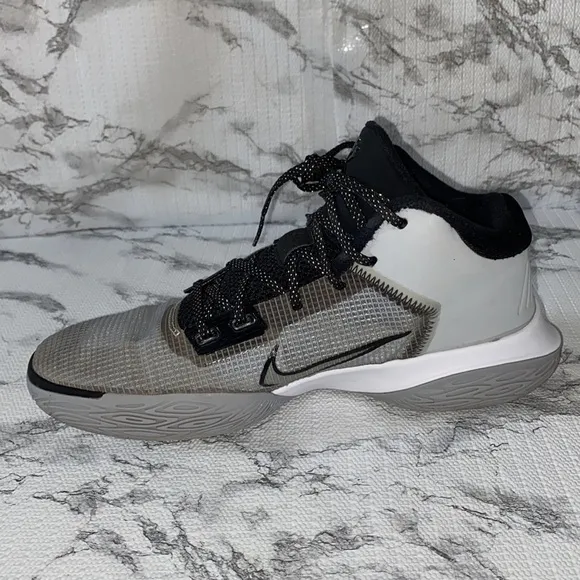 Nike Kyrie flytrap Wolf Grey / Black sneakers men’s size 9