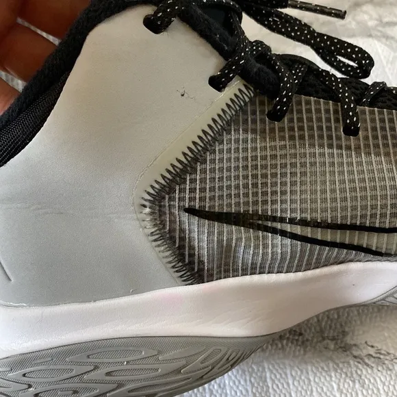 Nike Kyrie flytrap Wolf Grey / Black sneakers men’s size 9