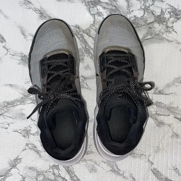 Nike Kyrie flytrap Wolf Grey / Black sneakers men’s size 9