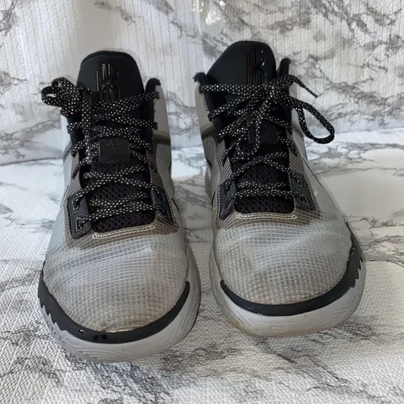 Nike Kyrie flytrap Wolf Grey / Black sneakers men’s size 9