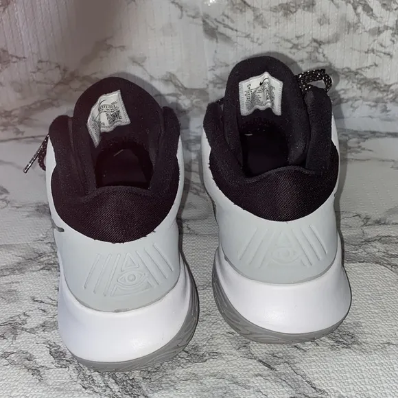 Nike Kyrie flytrap Wolf Grey / Black sneakers men’s size 9