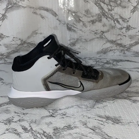 Nike Kyrie flytrap Wolf Grey / Black sneakers men’s size 9