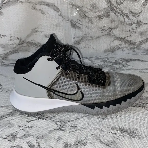 Nike Kyrie flytrap Wolf Grey / Black sneakers men’s size 9