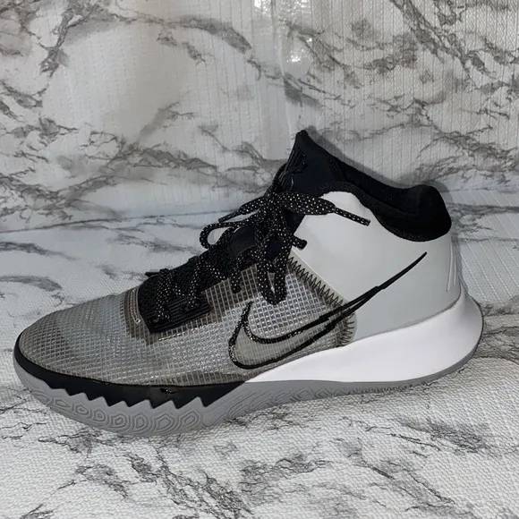 Nike Kyrie flytrap Wolf Grey / Black sneakers men’s size 9