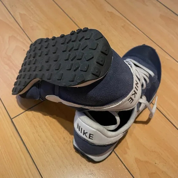NIKE: retro style sneakers