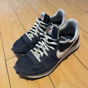 NIKE: retro style sneakers