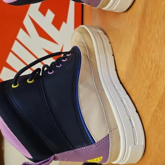 Size 6y (GS) - Nike Woodside 2 ACG High Nike High-Top Sneakers in Navy and Beige