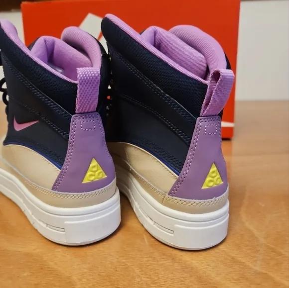 Size 6y (GS) - Nike Woodside 2 ACG High Nike High-Top Sneakers in Navy and Beige