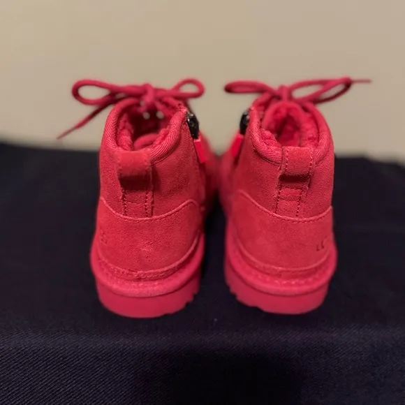 🌟UGG Neumel Boot pre-owned Samba kids boots. Size 10. KS02