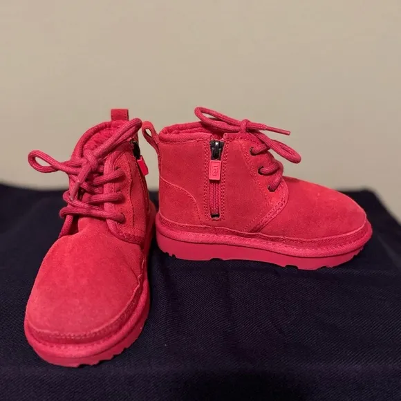 🌟UGG Neumel Boot pre-owned Samba kids boots. Size 10. KS02
