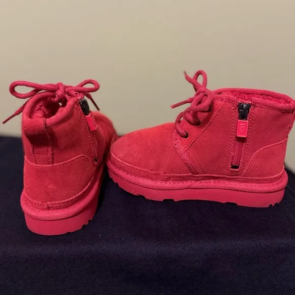 🌟UGG Neumel Boot pre-owned Samba kids boots. Size 10. KS02